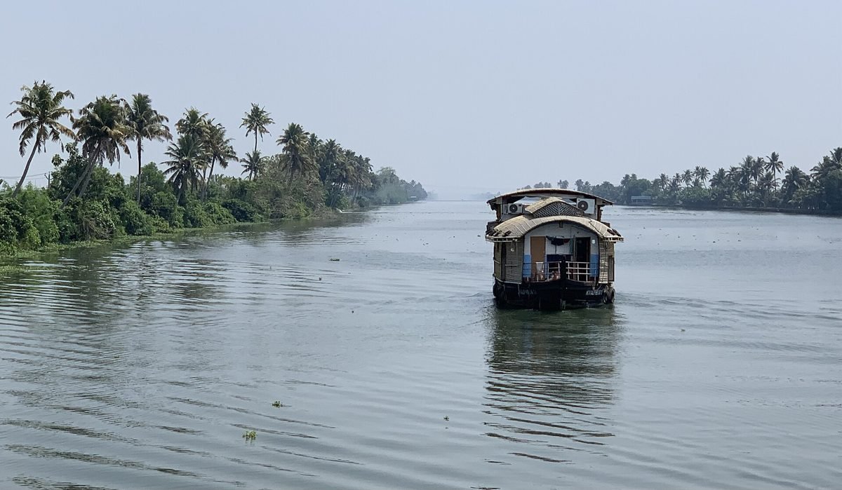 Houseboat on a day cruise along the palm-lined Alleppey backwaters