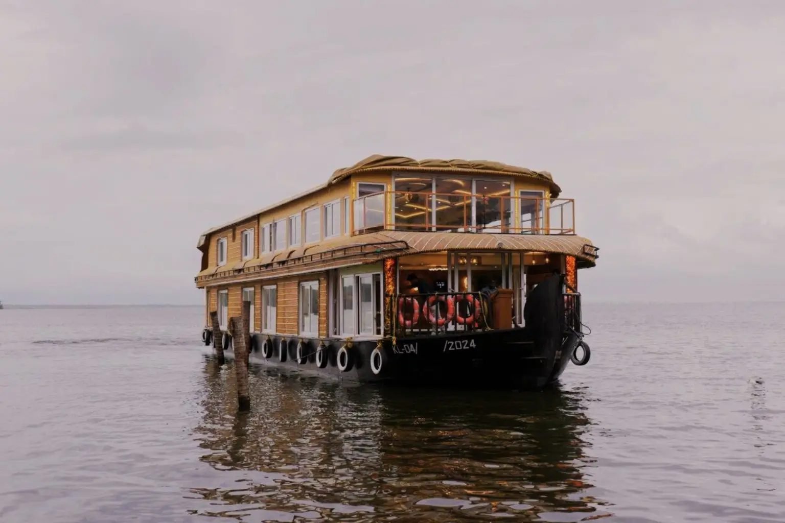 Pallana Padavu deluxe 5 bedroom houseboat on still backwater at dawn
