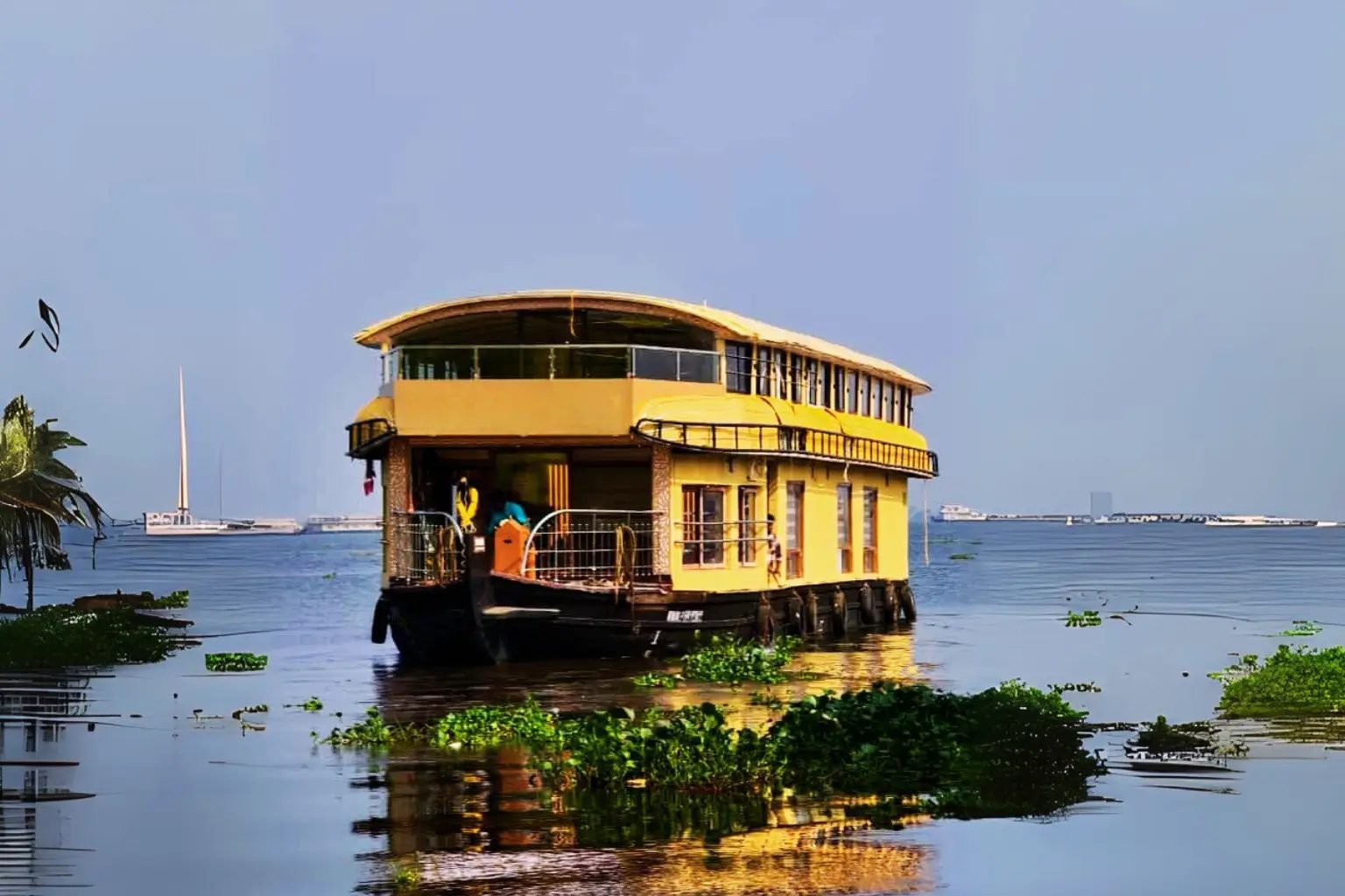Purakkad Panthal deluxe 6 bedroom houseboat on a wide Kerala lake