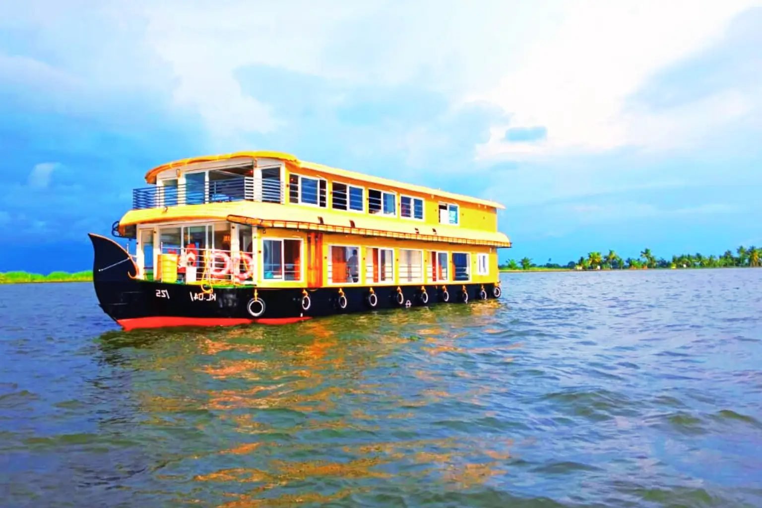 Ezhupunna Elite premium 6 bedroom double-deck houseboat on the open lake