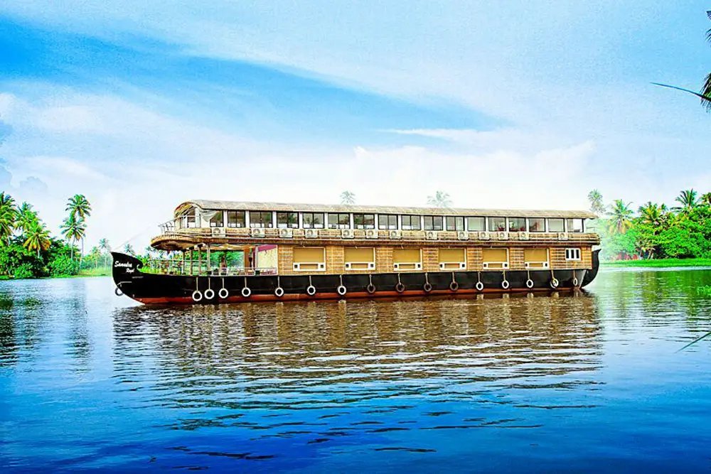 Meenappally Mahotsavam luxury 9 bedroom long houseboat on a palm-fringed lake