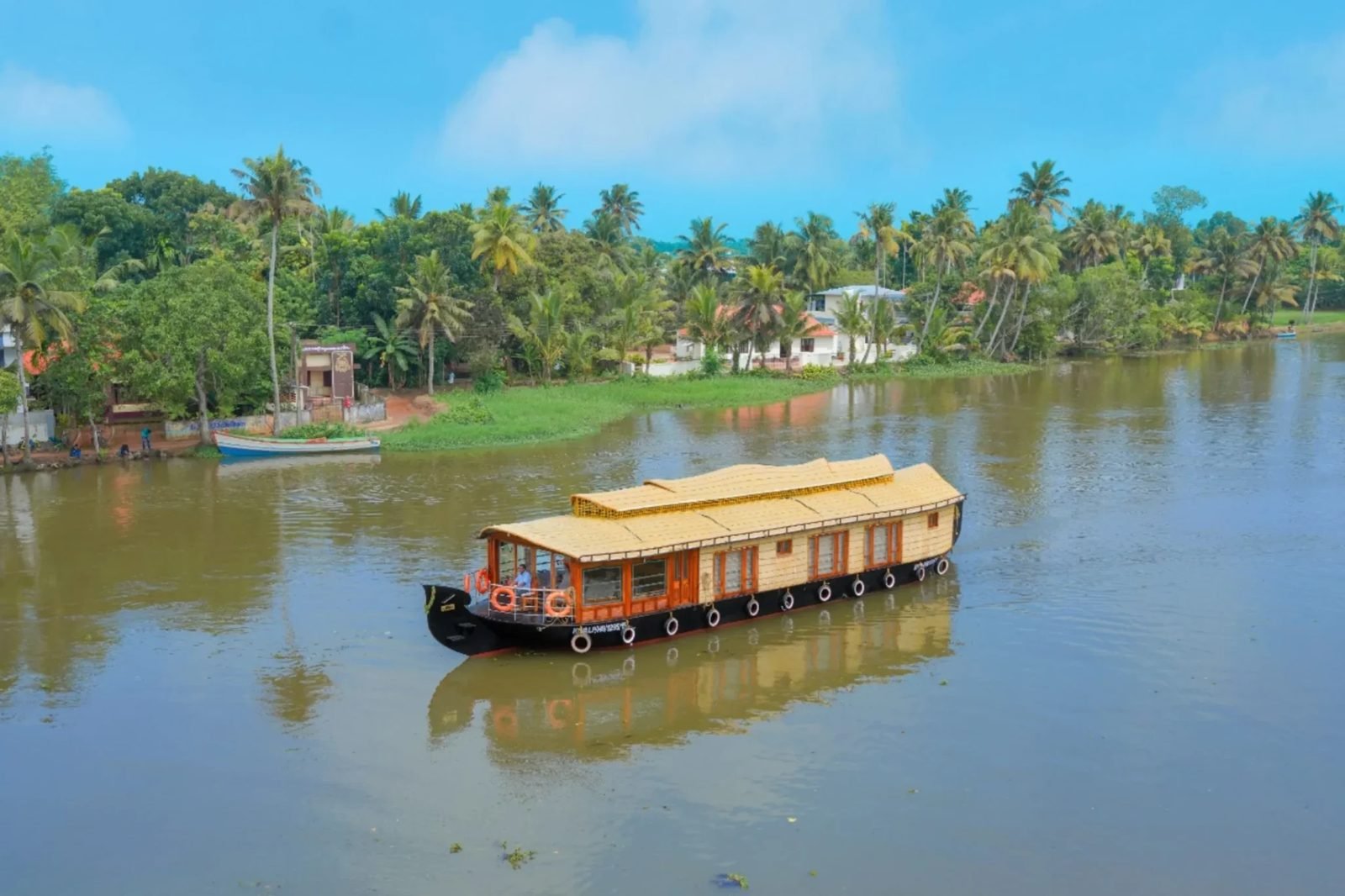 Thakazhi Heritage deluxe 3 bedroom houseboat on a palm-lined Alleppey backwater