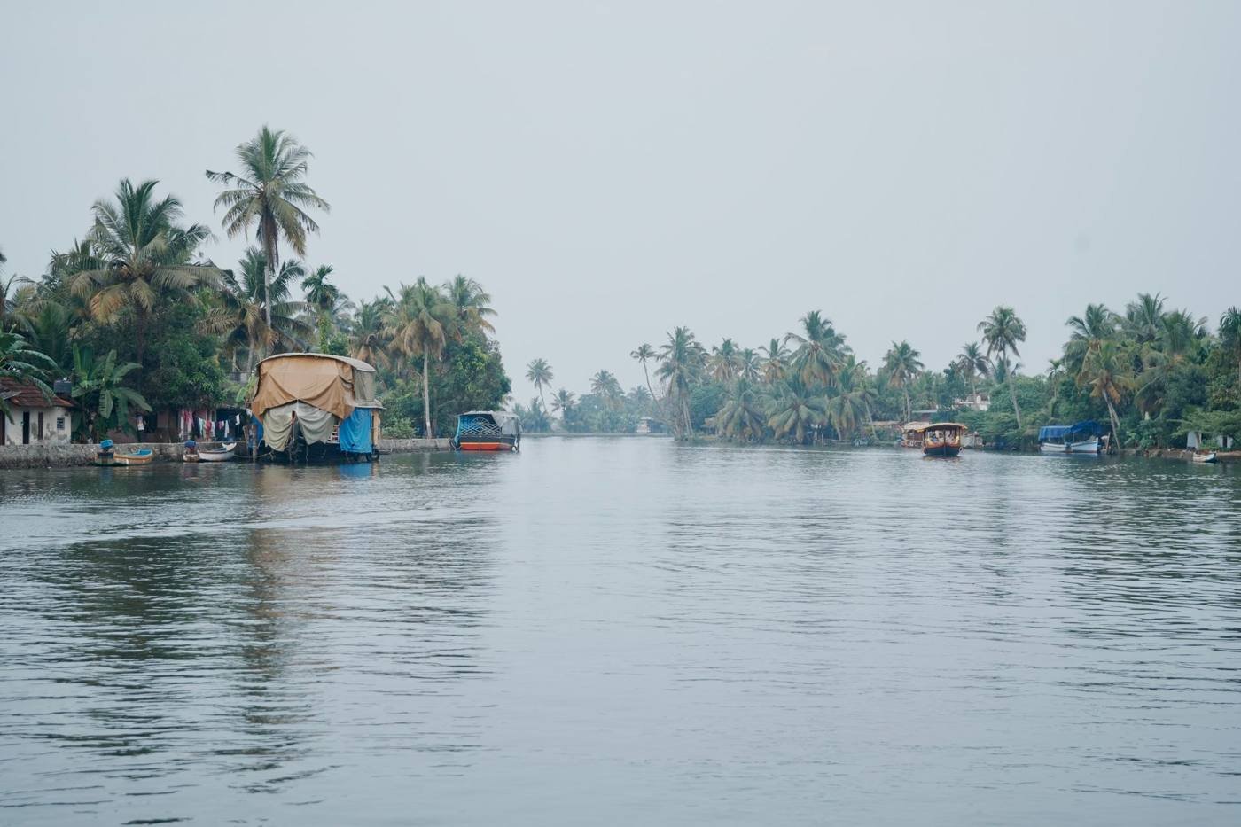Vaikom Grandeur luxury 8 bedroom group houseboat on the palm-lined Kerala backwaters
