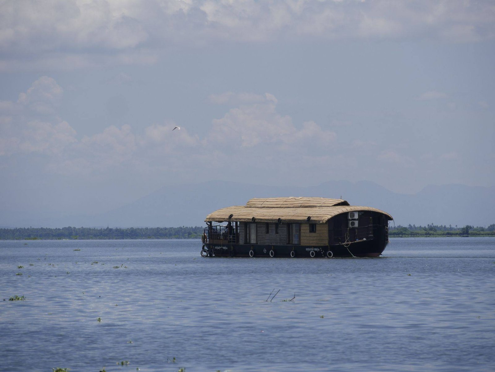 Mankombu Manor premium 4 bedroom houseboat on the open water of Vembanad Lake